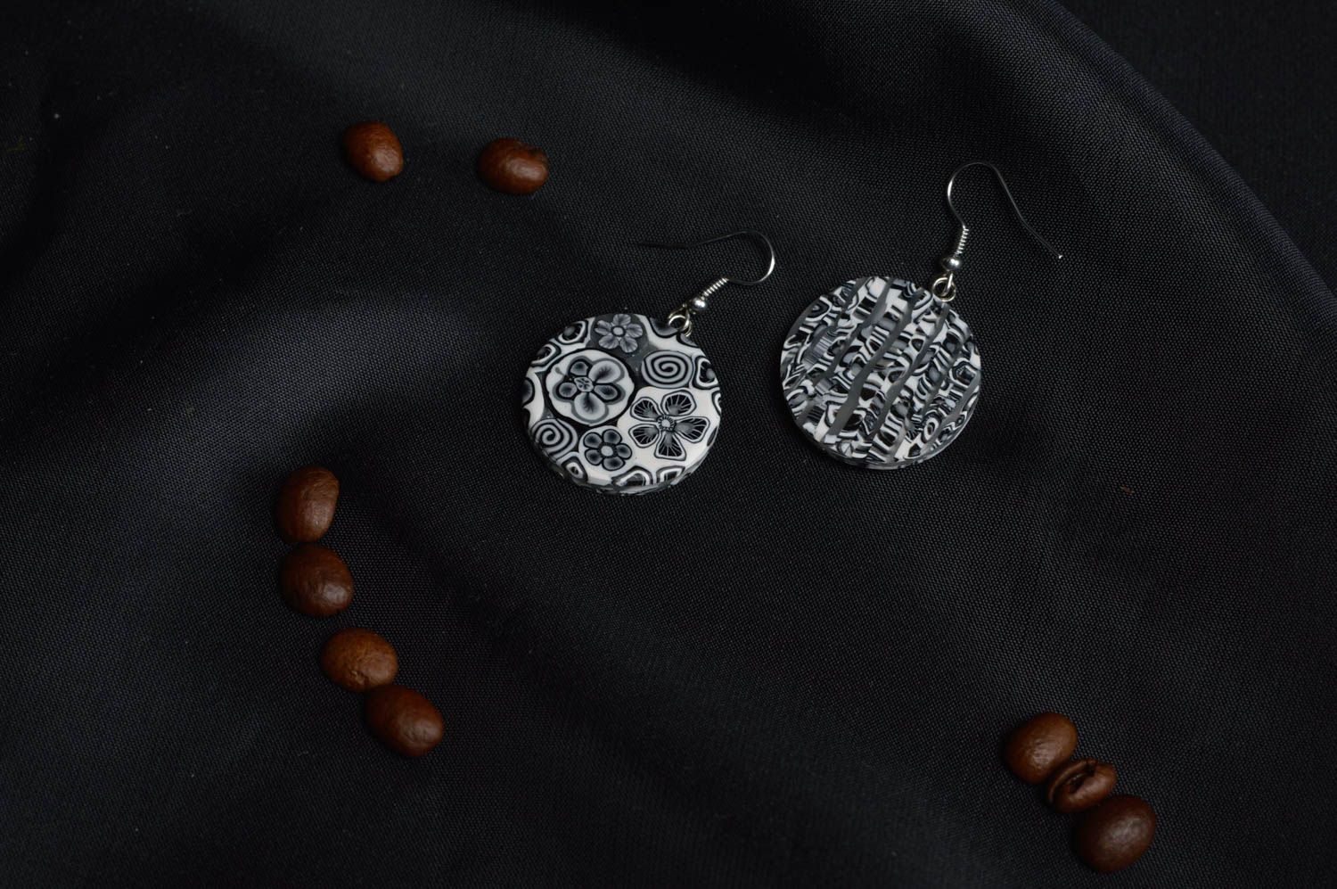 Ungewöhnliche runde Ohrringe aus Polymerton handmade für Damen Schwarze Farben  foto 1