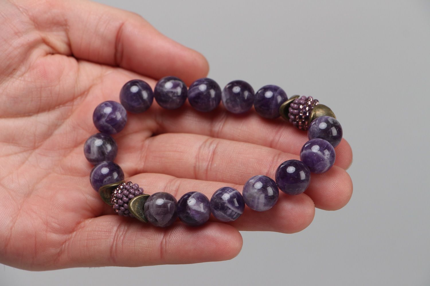 Bracelet en améthyste étroit violet fait main original de créateur pour femme  photo 3