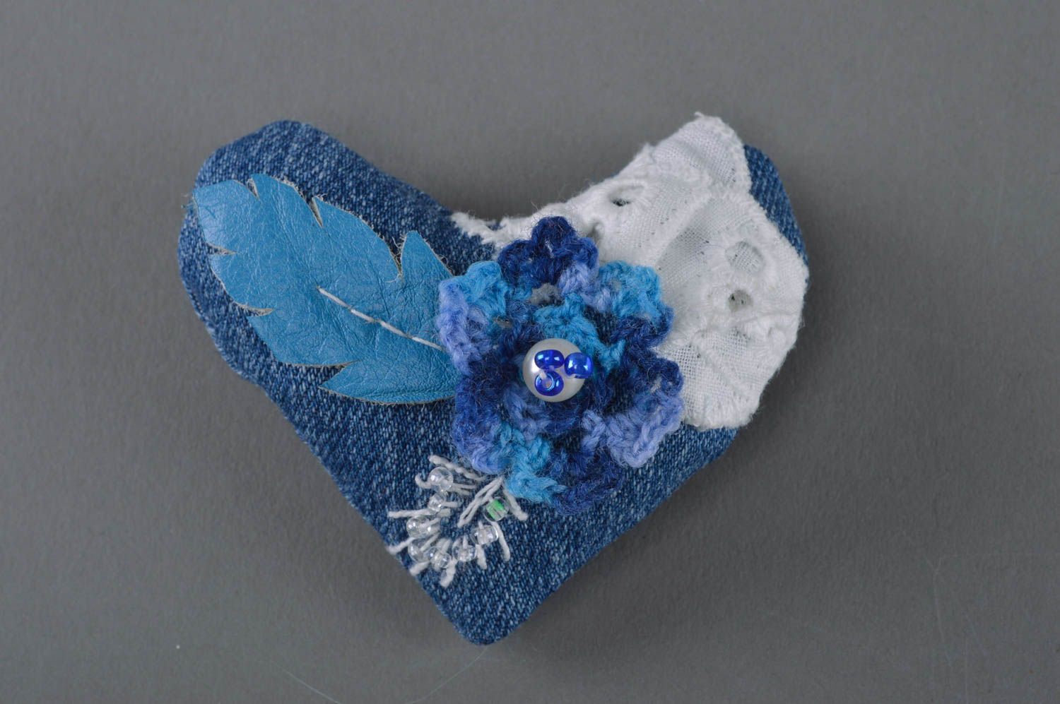 Broche de tela de mezclilla artesanal bonito con forma de corazón original foto 1
