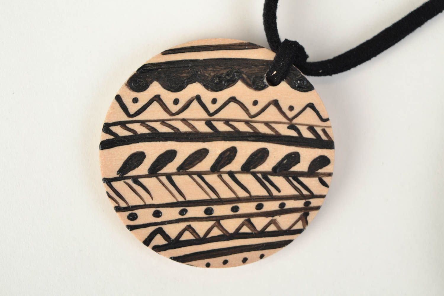 Beau pendentif en bois de style ethnique rond avec peinture sur lacet fait main photo 4