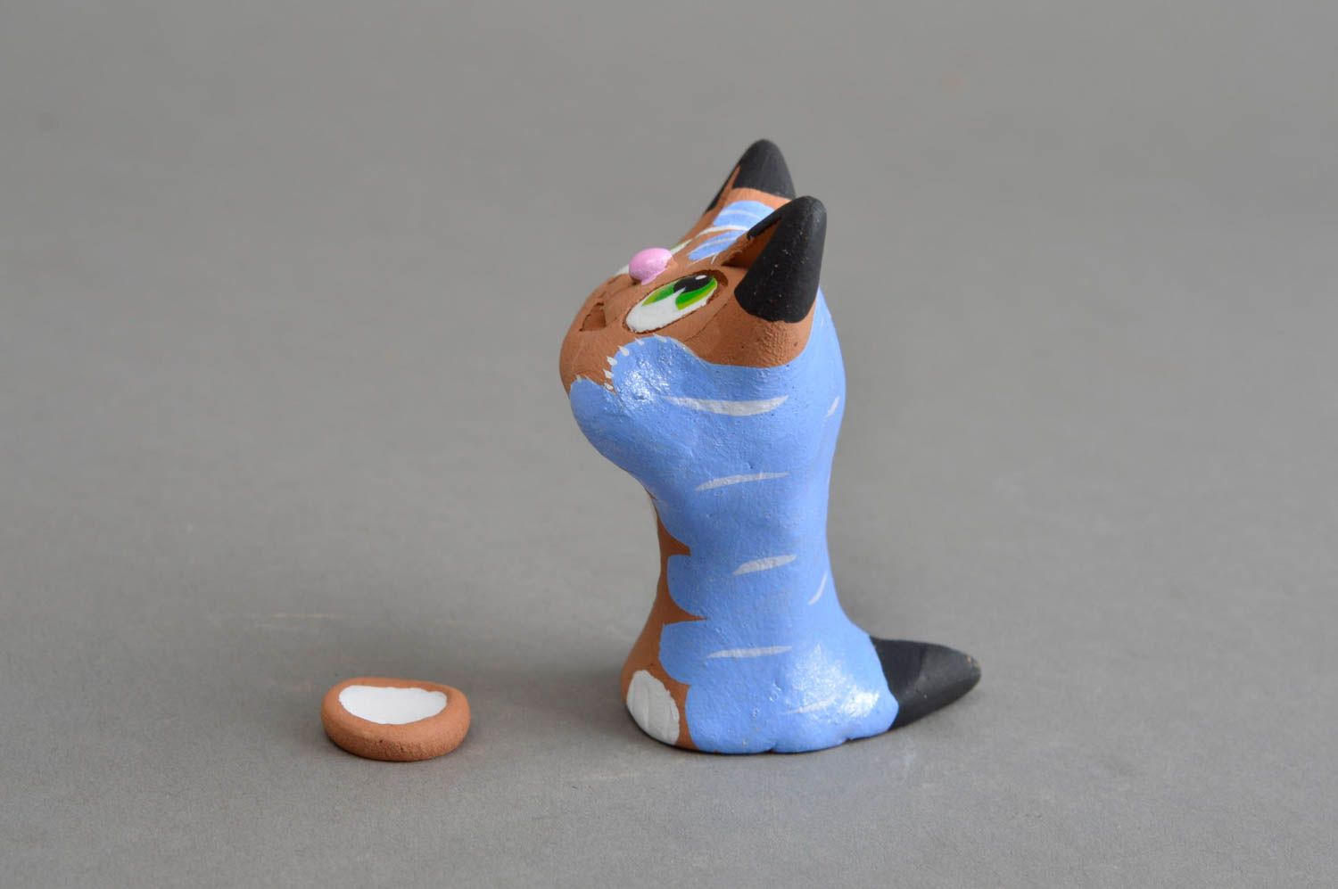 Веселая керамическая статуэтка ручной работы кот синий с маленькой миской фото 3