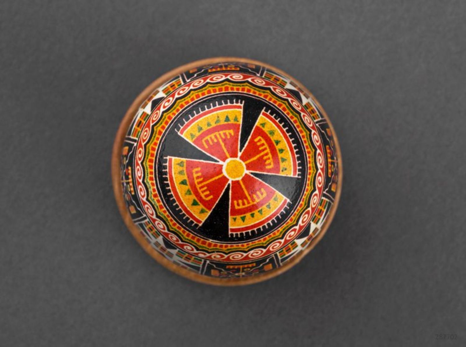 Pysanka da collezione fatta a mano con l'ornamento L'uovo decorativo ucraino foto 4