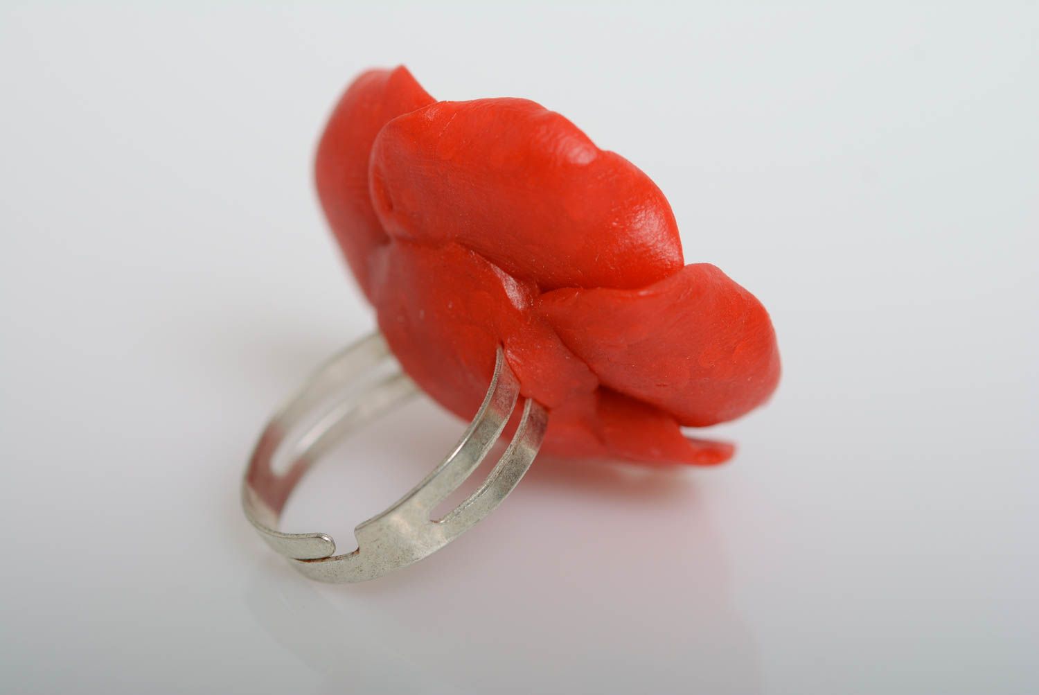Красное кольцо из полимерной глины в виде мака ручной работы красивое для девушки фото 2