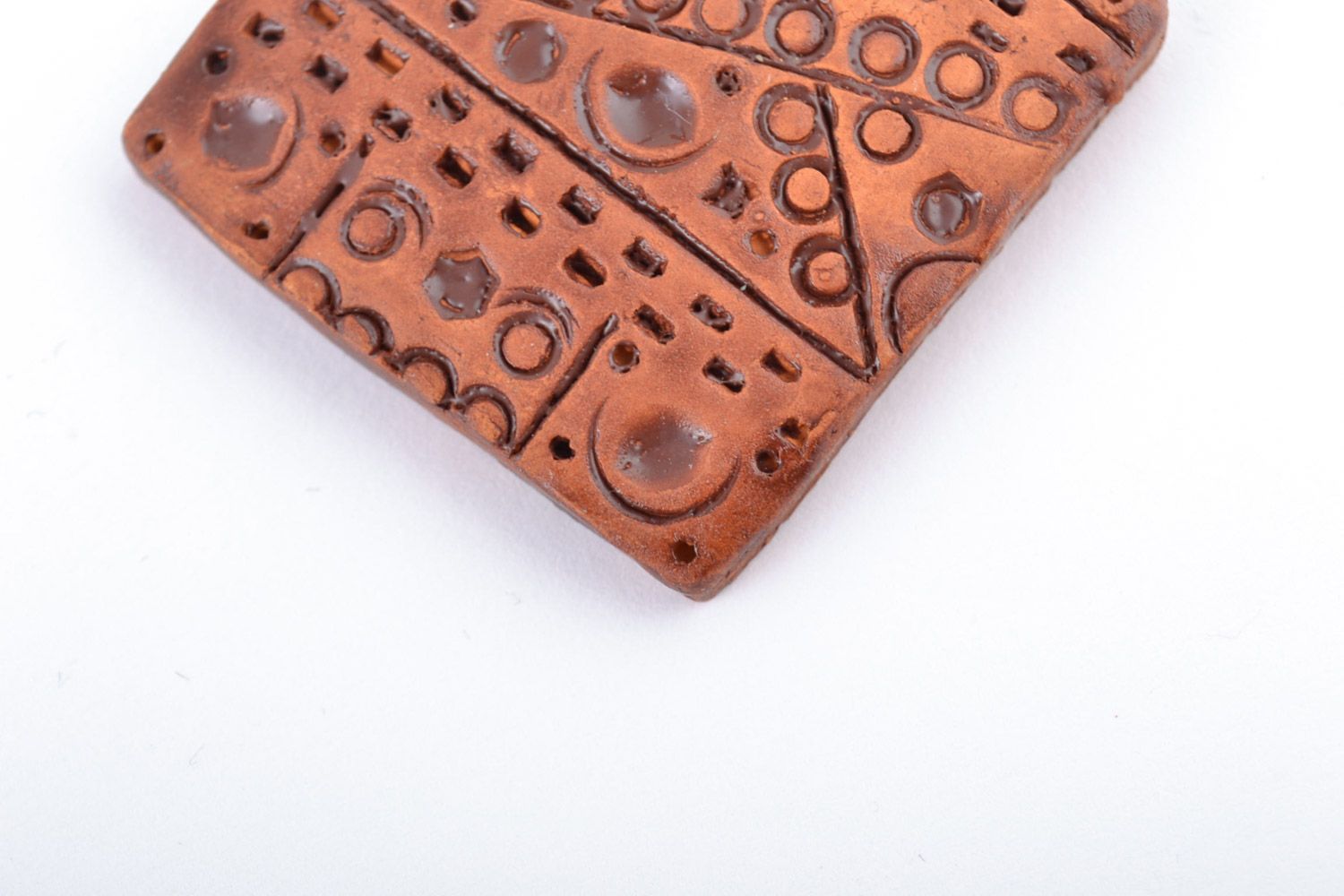 Квадратный кулон из красной глины расписной ручной работы с узором коричневый фото 3