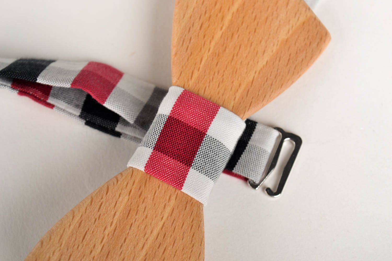 Corbata de lazo artesanal pajarita moderna de madera a cuadros accesorio unisex foto 3