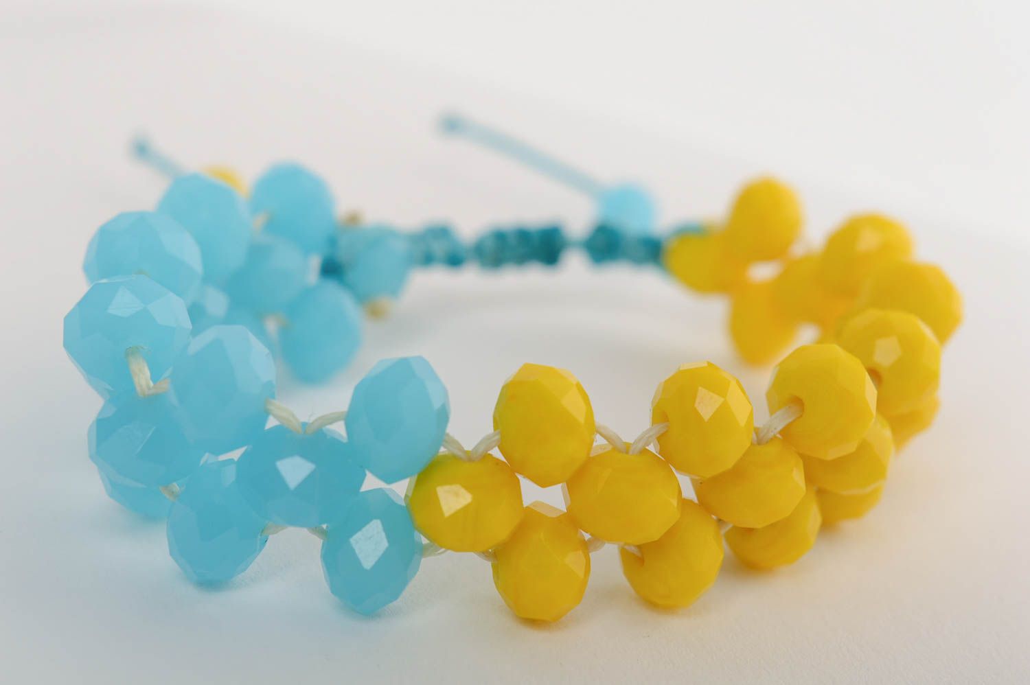 Blau gelbes künstlerisches aus Perlen in Makramee Technik handgemacht schön toll foto 4