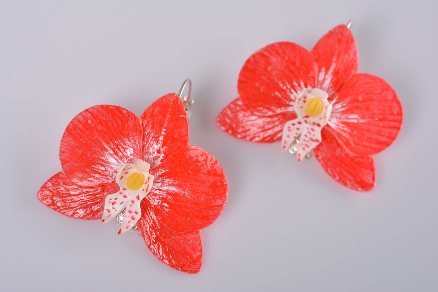Boucles d'oreilles artisanales orchidées rouges faites main en pâte polymère photo 5