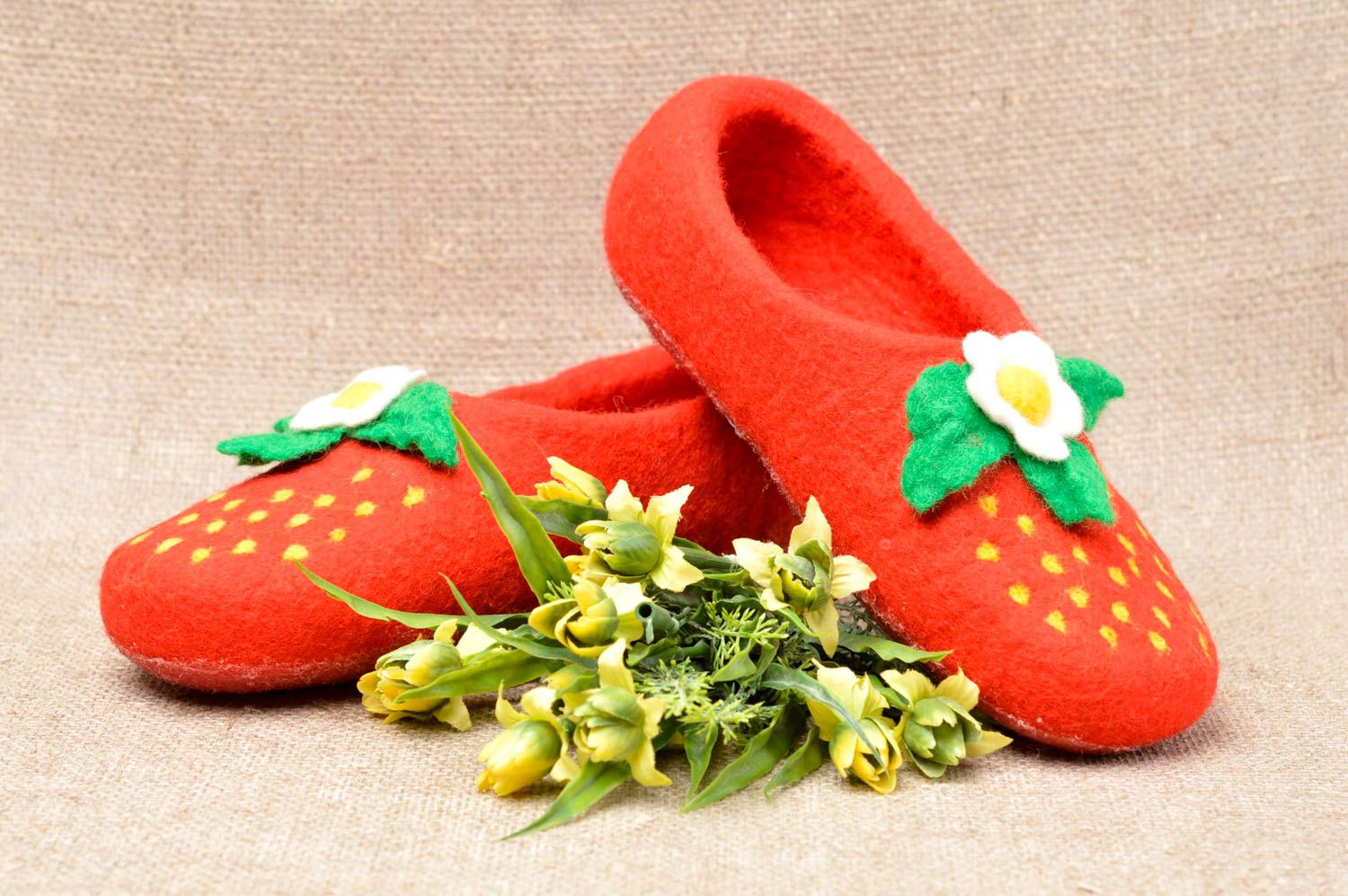 Pantoufles en laine feutrée faites main rouges avec fleurs Chaussons d'intérieur photo 1