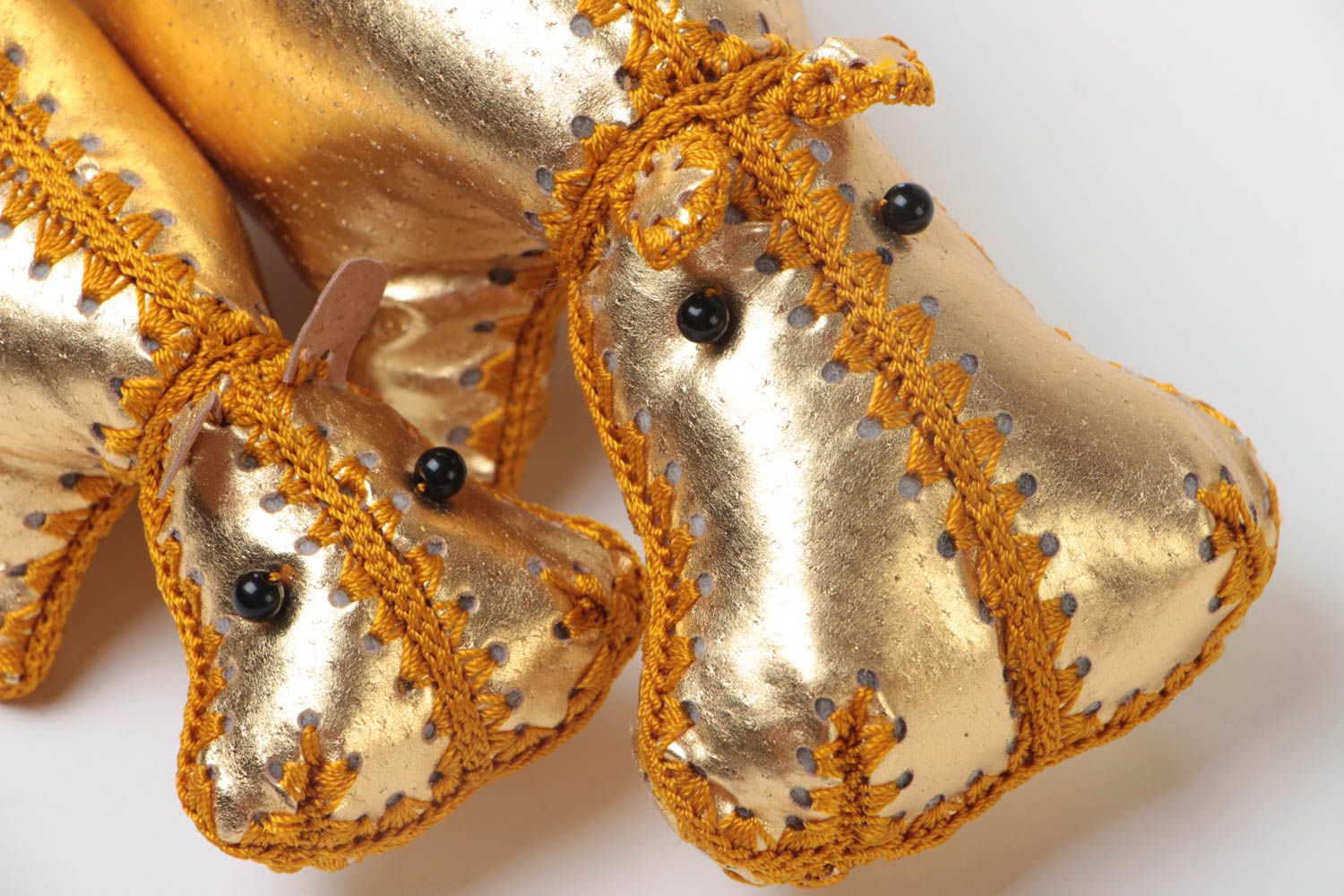 Золотистые мягкие игрушки ручной работы из кожи в виде бегемотиков декоративные фото 3