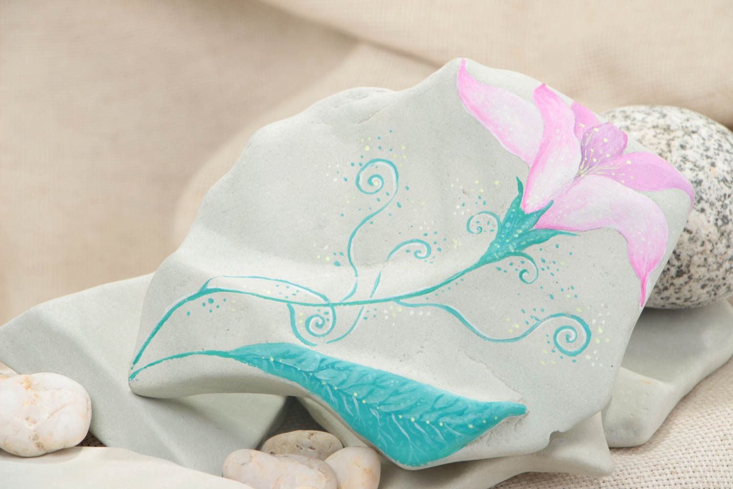 Морской камень с росписью акриловыми красками ручной работы для декора Цветок фото 1