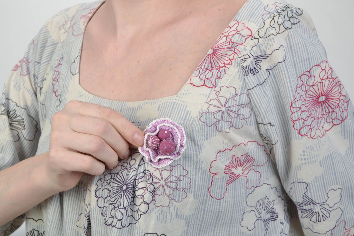 Broche tejido a ganchillo de hilos de algodón hecho a mano con forma de flor foto 1
