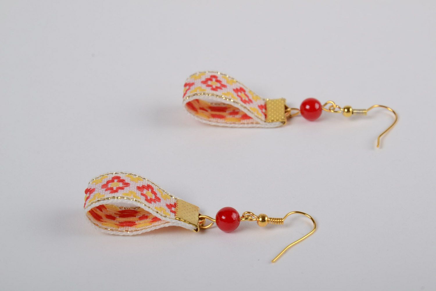 Wunderschöne farbige originelle Ohrringe aus Stoff mit ethnischem Ornament foto 3