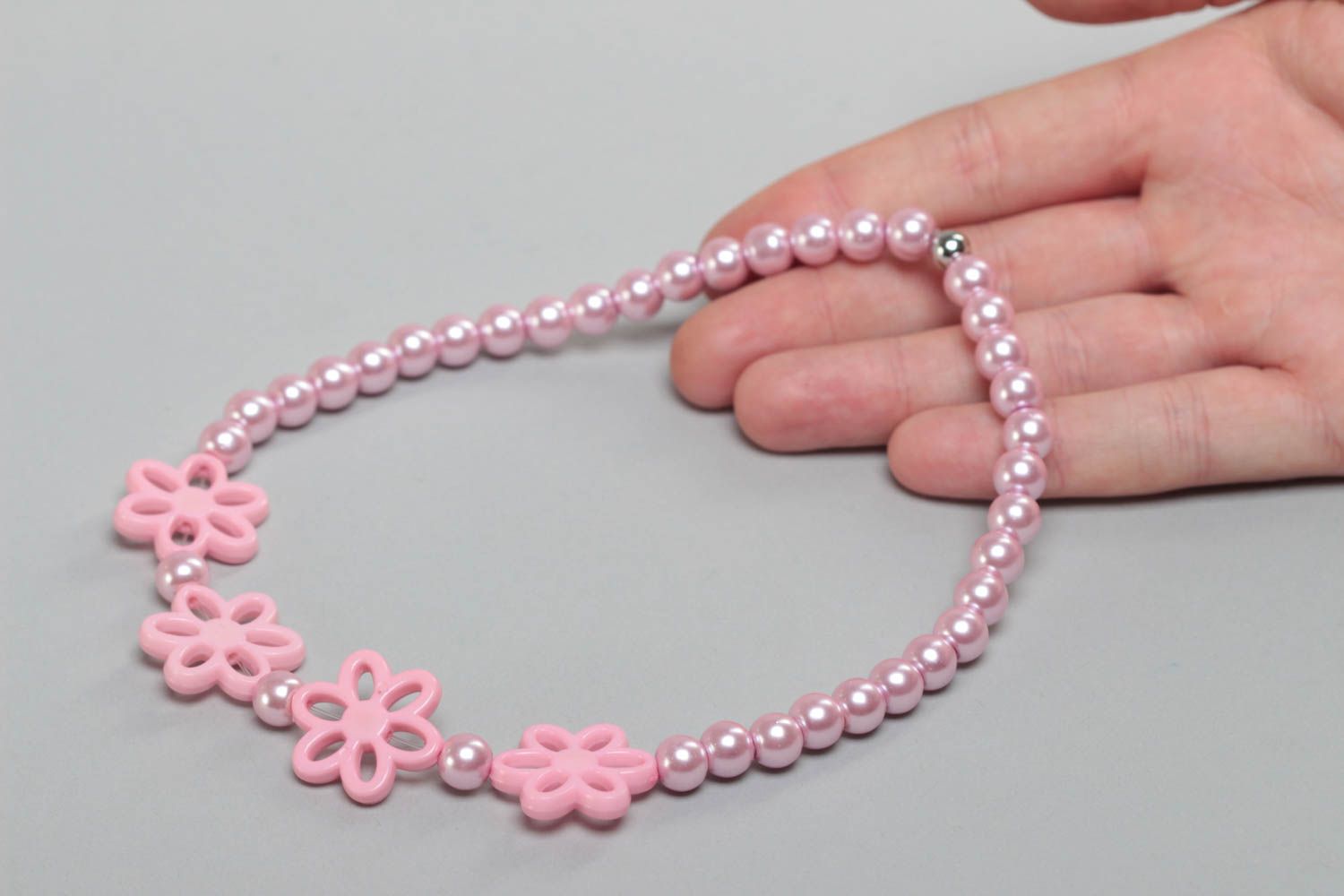 Long collier de perles en céramique rose fait main éclatant pour enfant photo 5