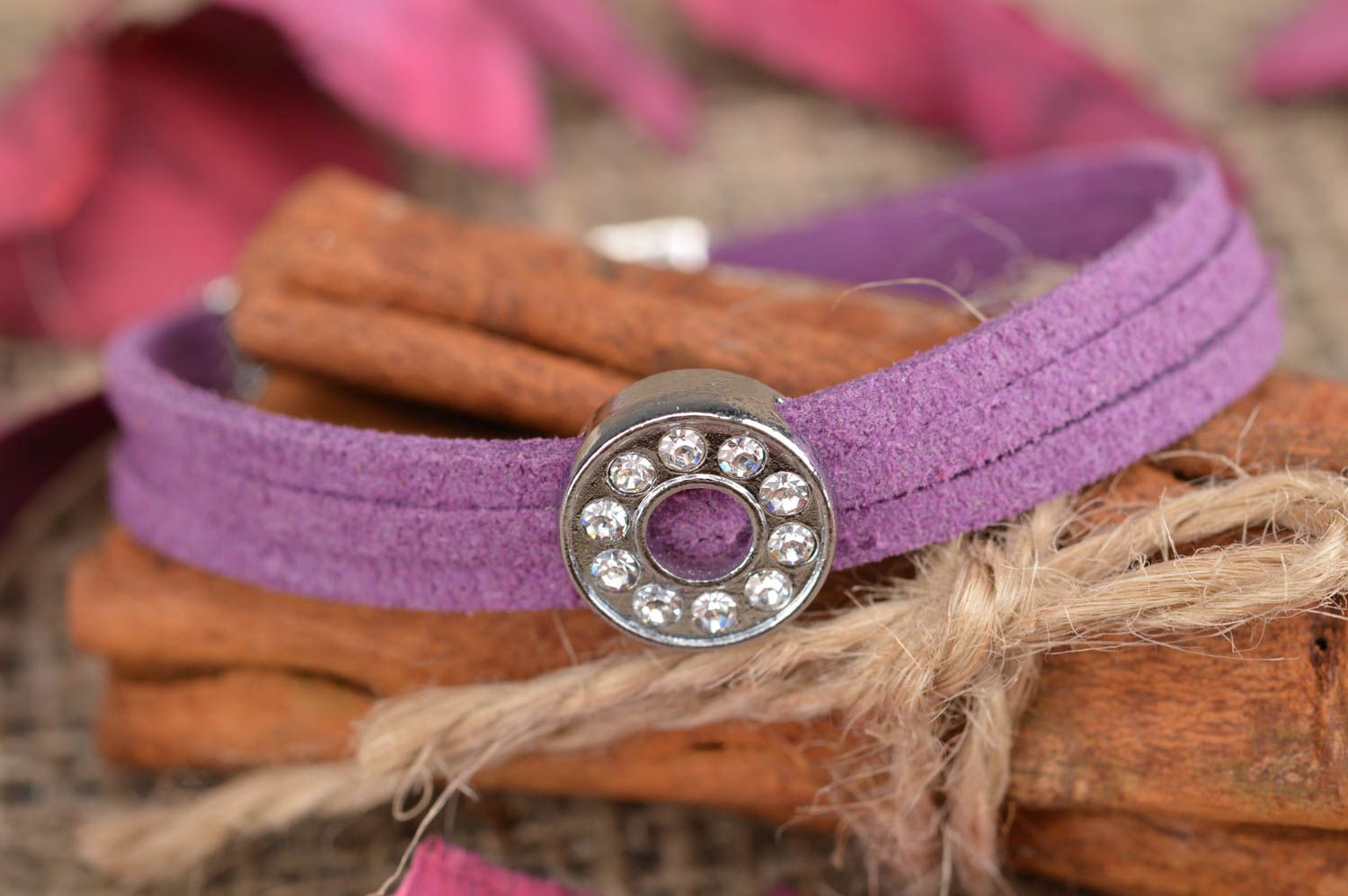 Pulsera de gamuza de color violeta hecha a mano estilosa de autor para chicas foto 1