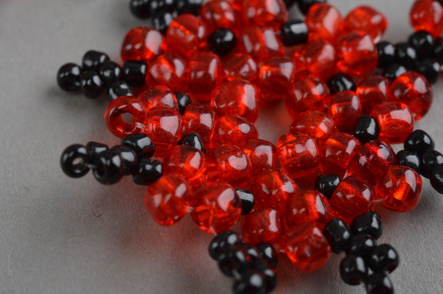 Boucles d'oreilles en perles rocailles fait main noir et rouge