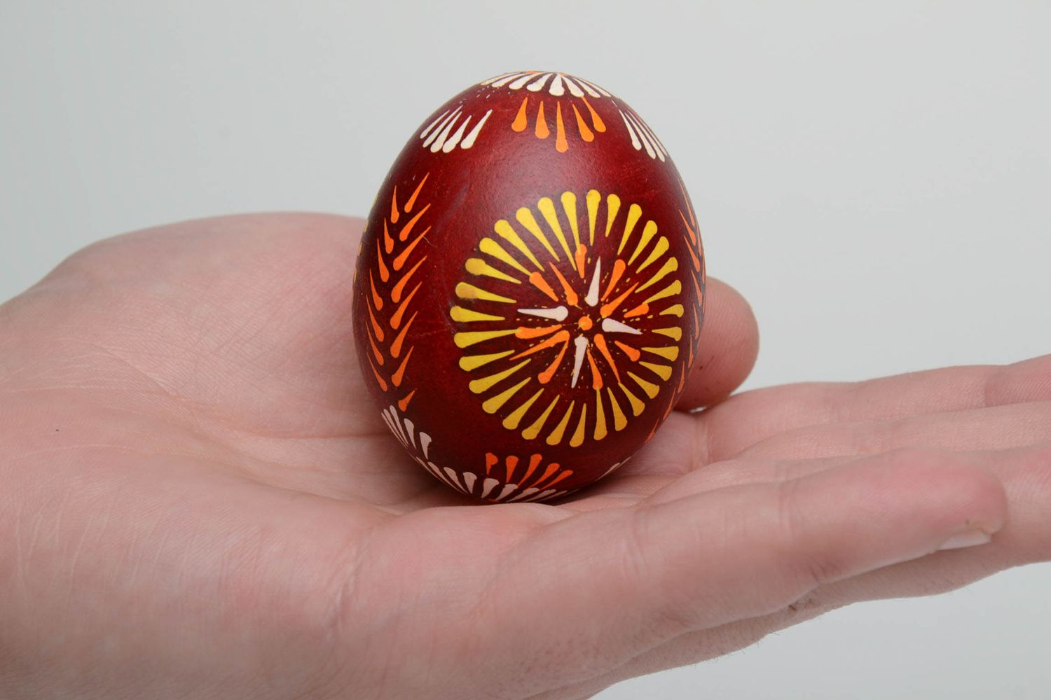 Oeuf de Pâques fait main avec symbole solaire peinture lemkovienne photo 5