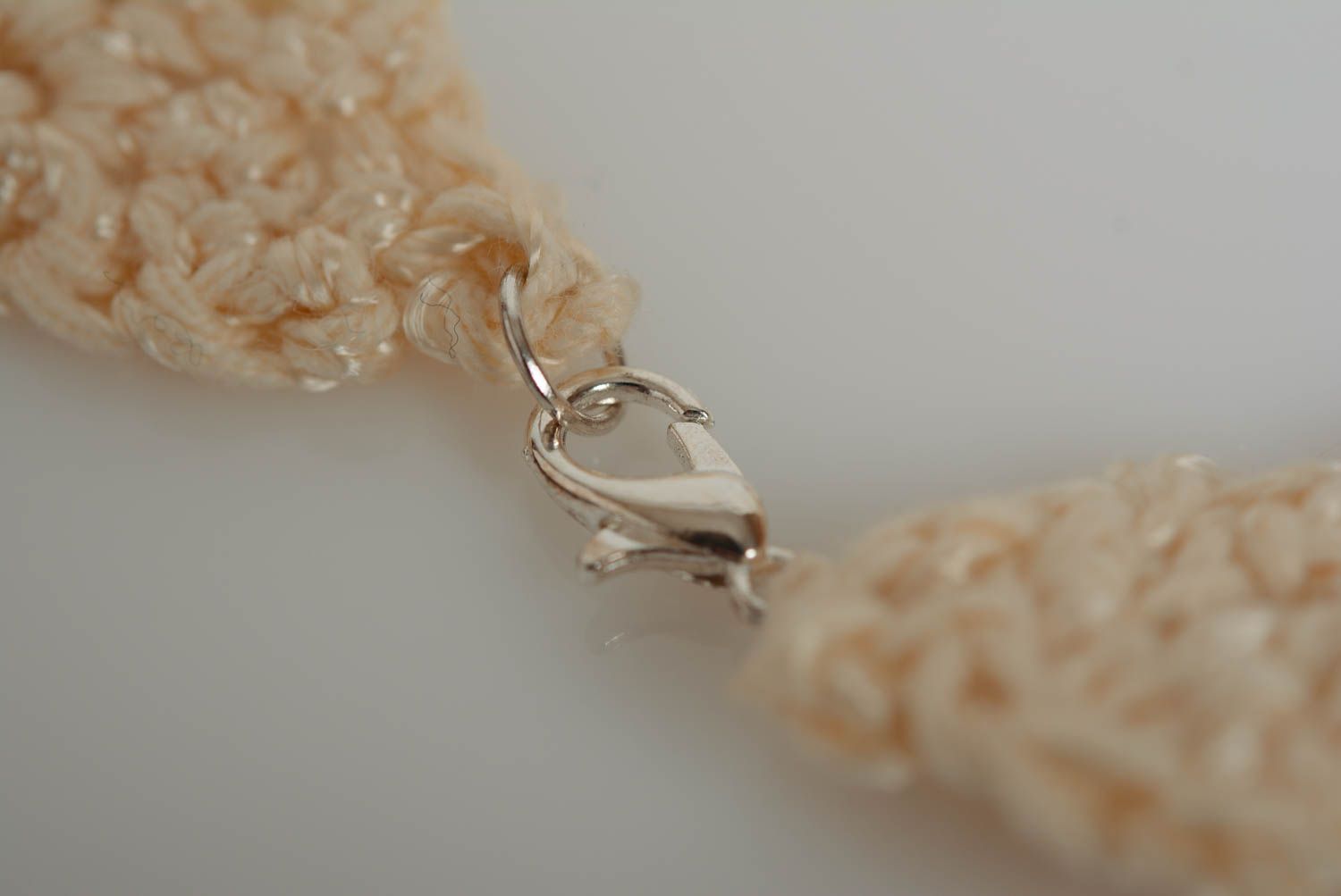Joli collier tricoté en fils au crochet fait main de couleur ivoire pour femme photo 4