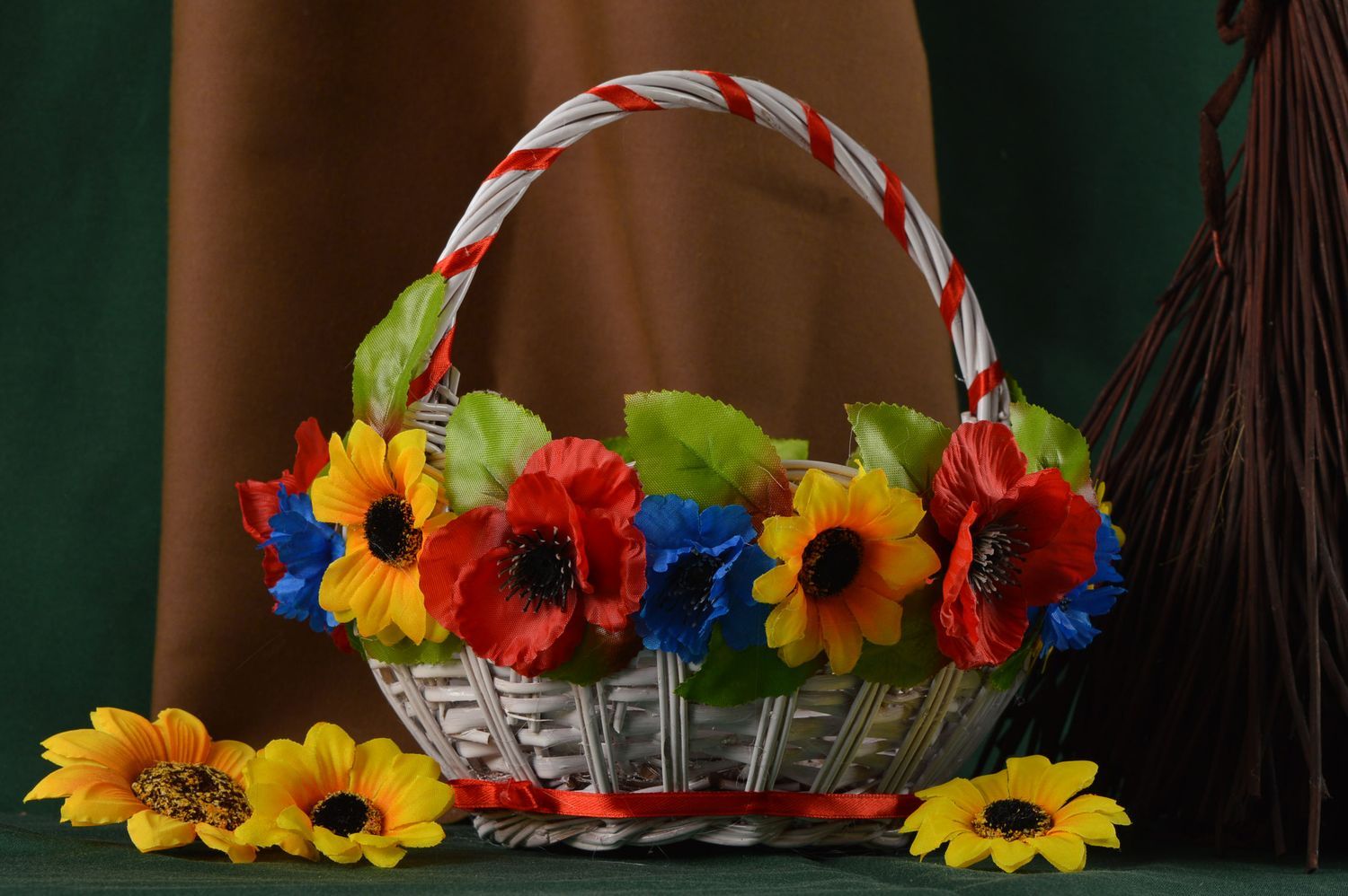 Cesta de mimbre hecha a mano elemento decorativo con flores regalo para mujer foto 1