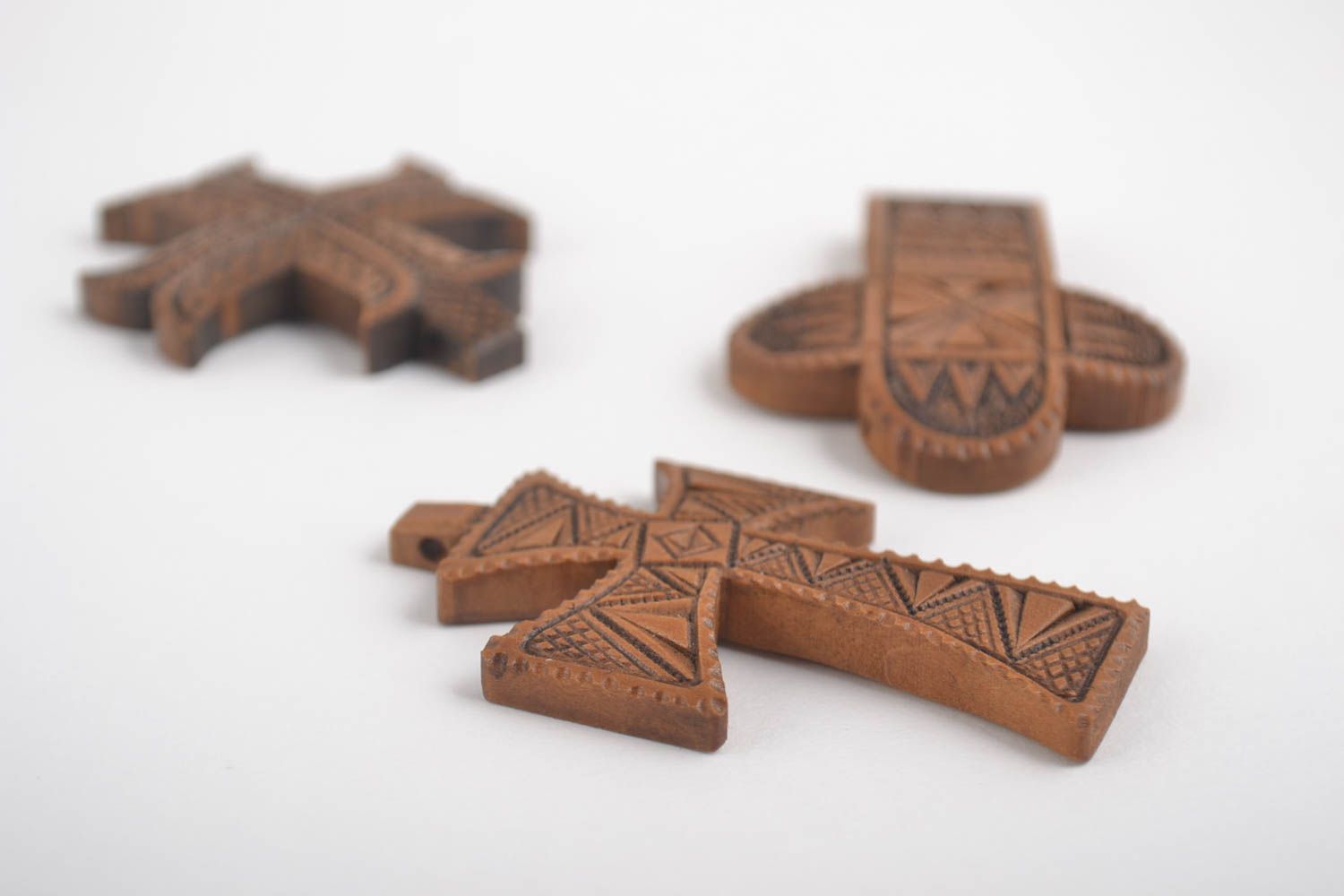 Handmade Anhänger Set Schmuck Kettenanhänger Kreuze aus Holz 3 Stück braun foto 3