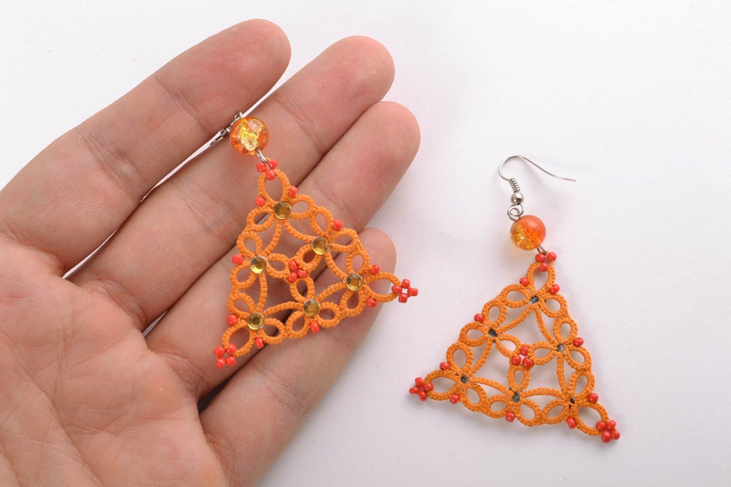 Boucles d'oreilles en dentelles frivolité triangulaires orange faites main photo 2