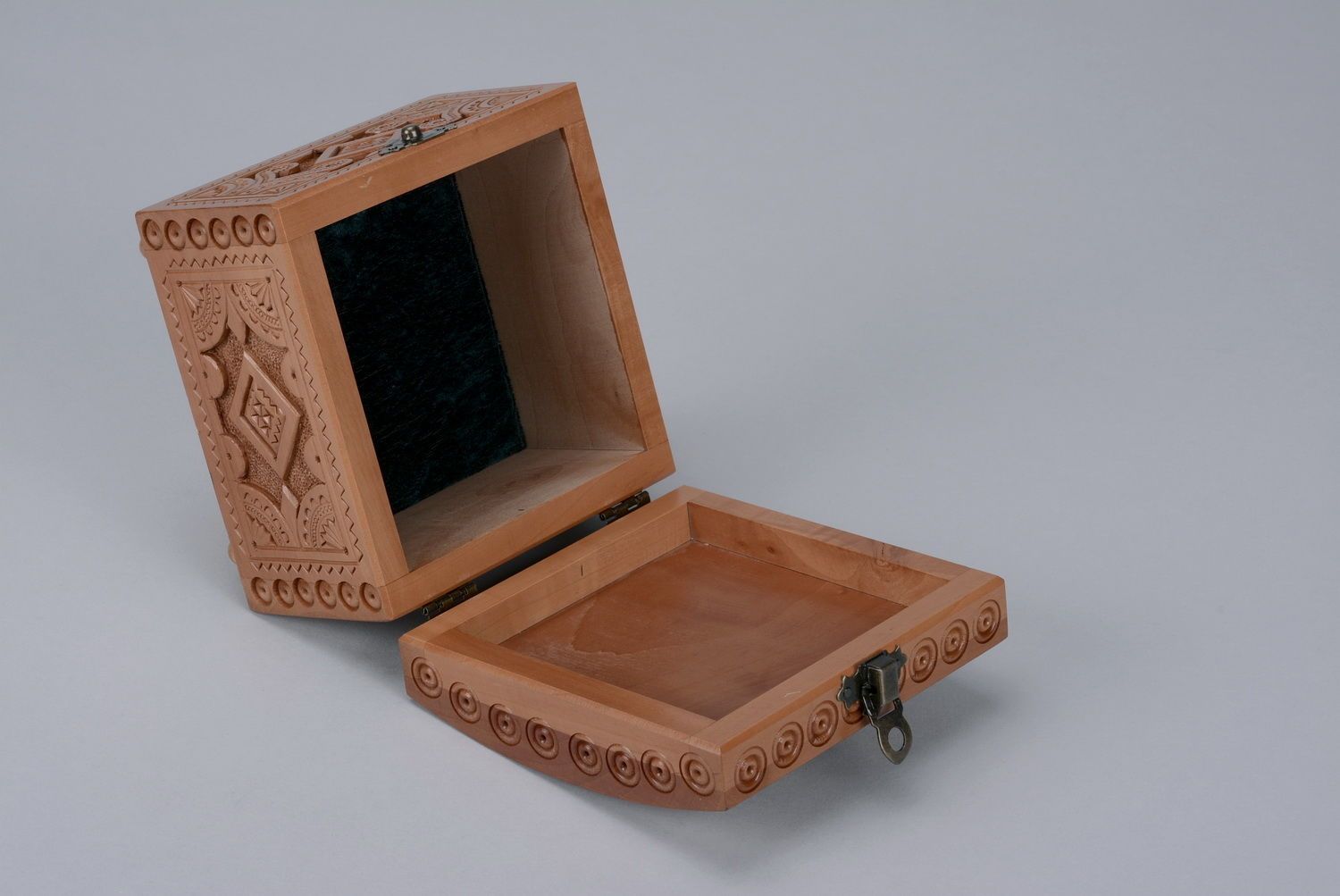Jewelry box with carving photo 3