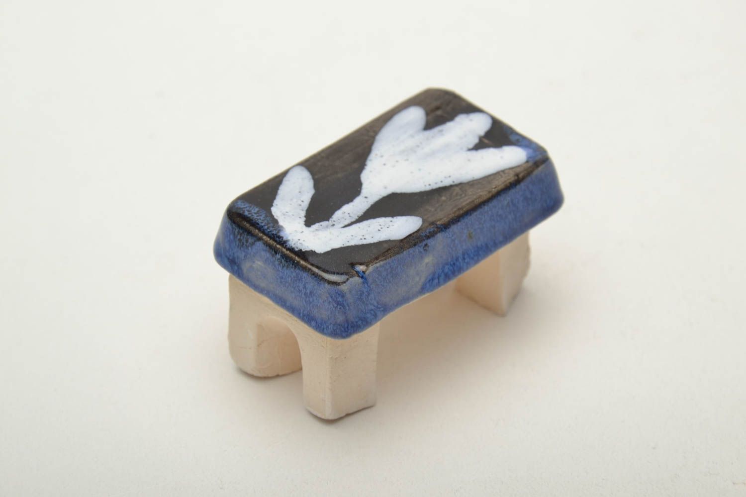 Painted ceramic statuette of bench photo 2
