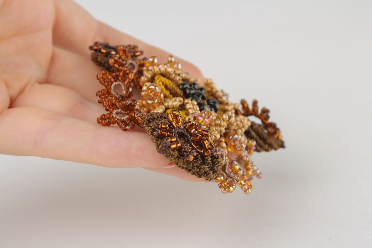 Broche en perles de rocaille et fils marron  photo 4