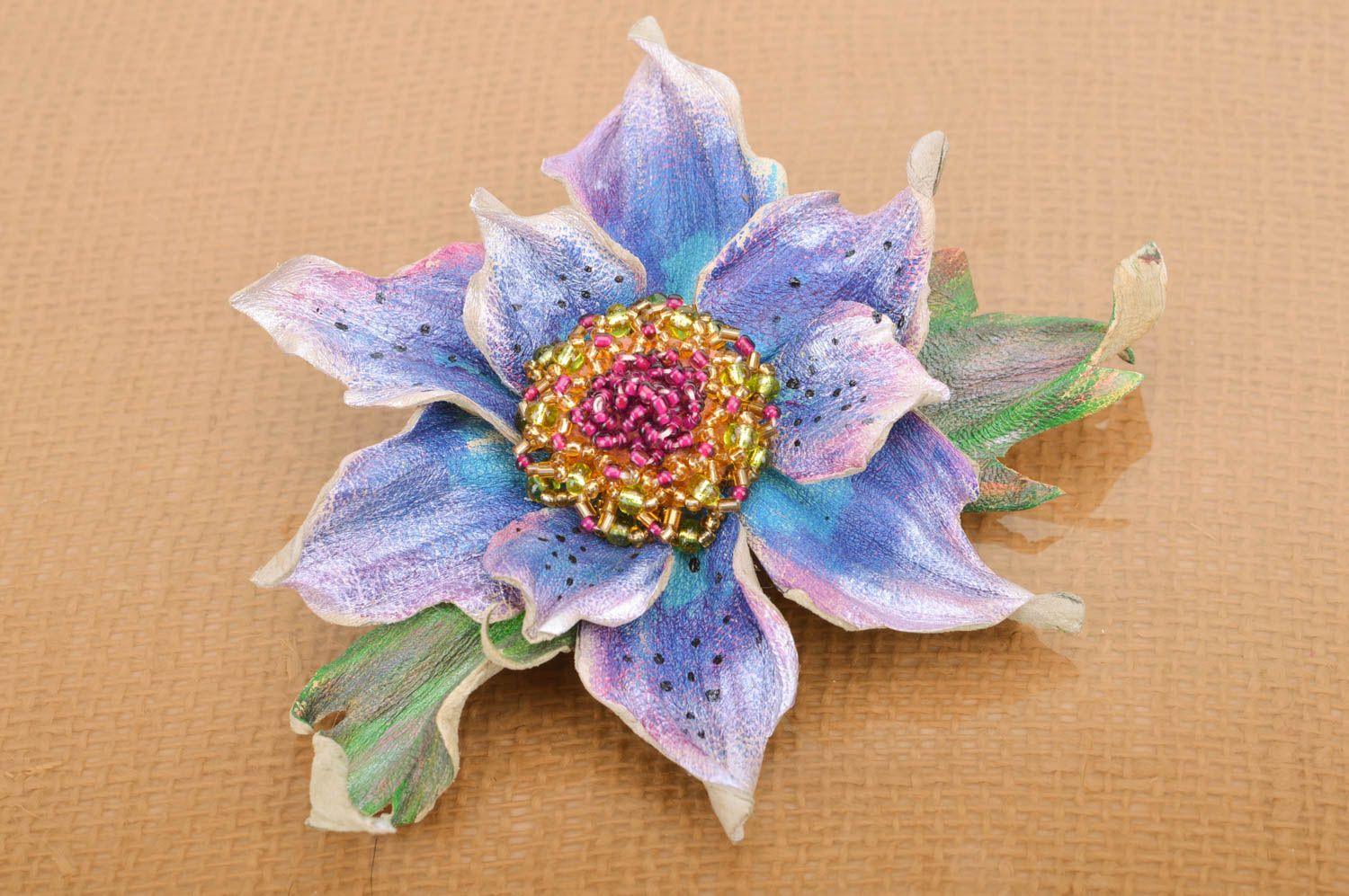 Broche-barrette en cuir faite main en forme de fleur de lys bijou pour femme photo 2