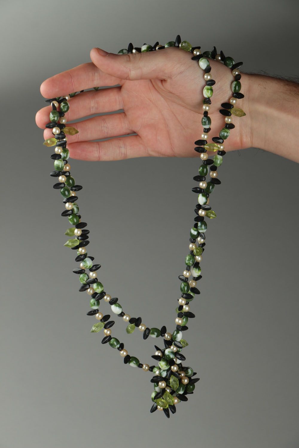 Necklace with beads of various shape photo 4