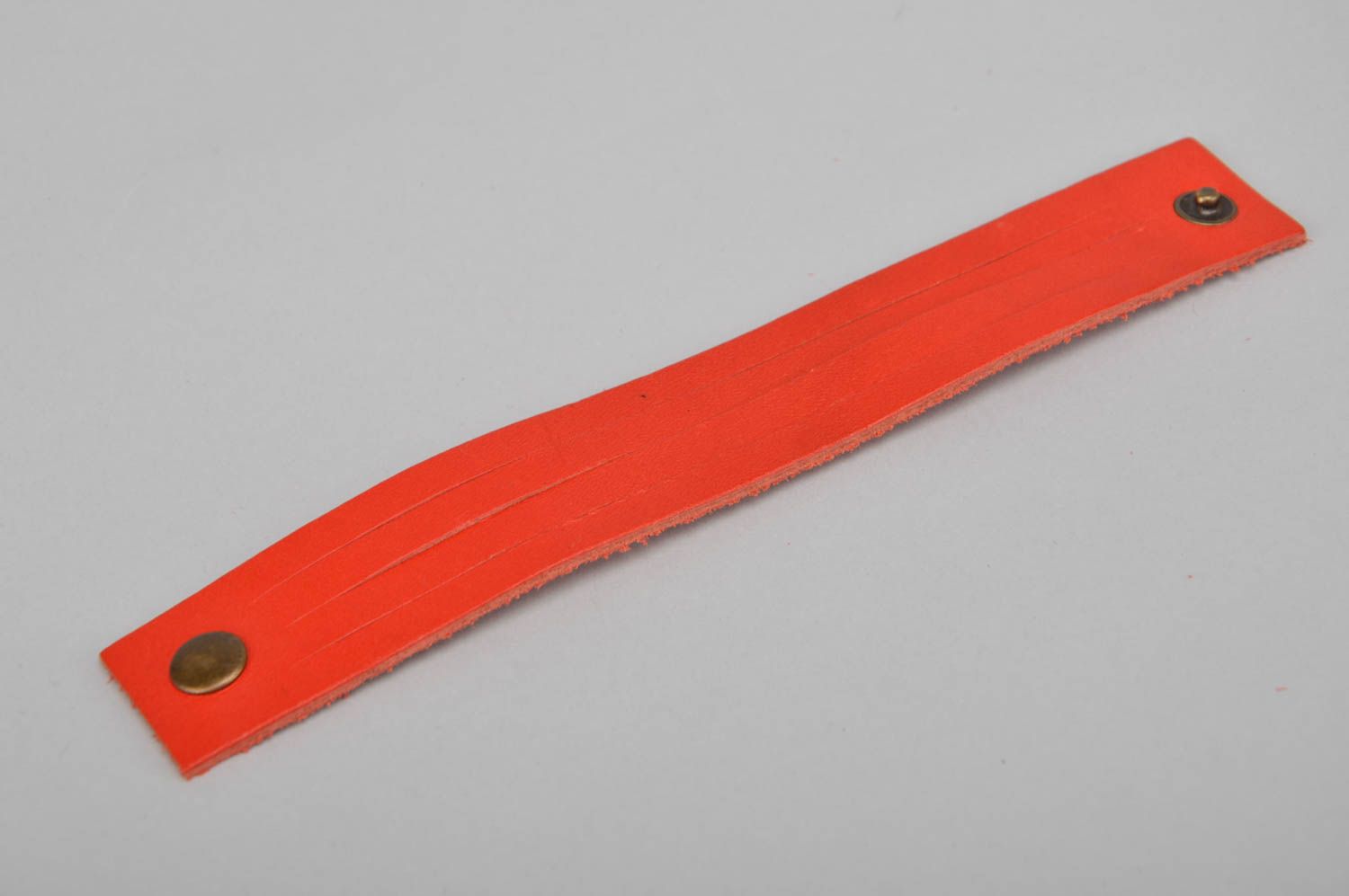 Breites künstlerisches rotes Armband aus Leder handmade Schmuck für Frauen foto 2