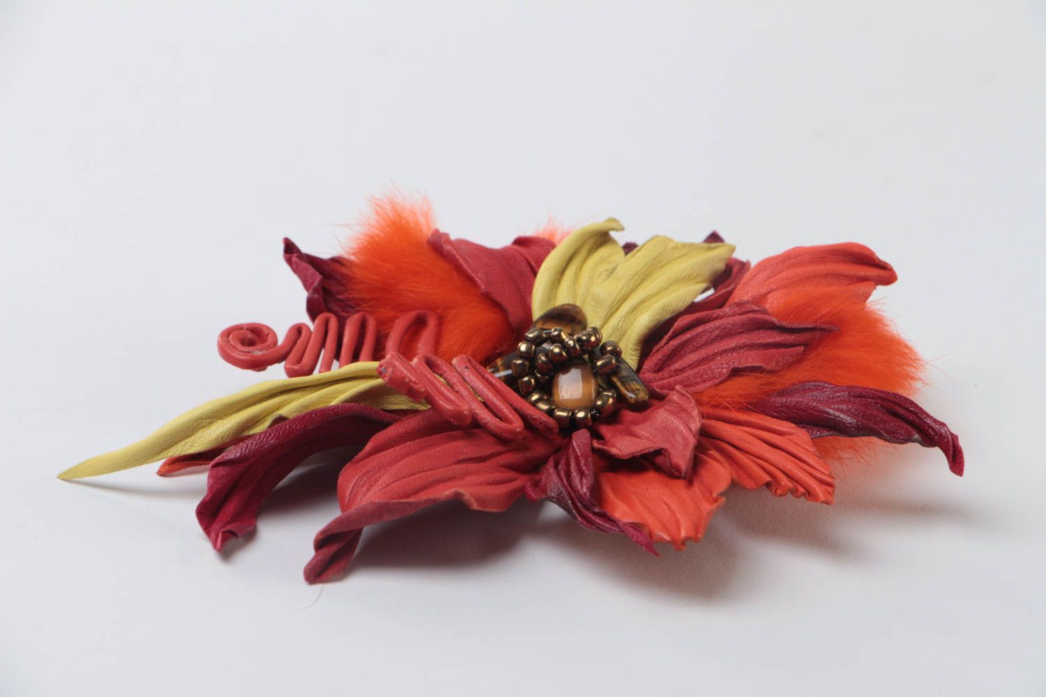 Broche en cuir naturel pince à cheveux faite main fleur rouge de créateur photo 3