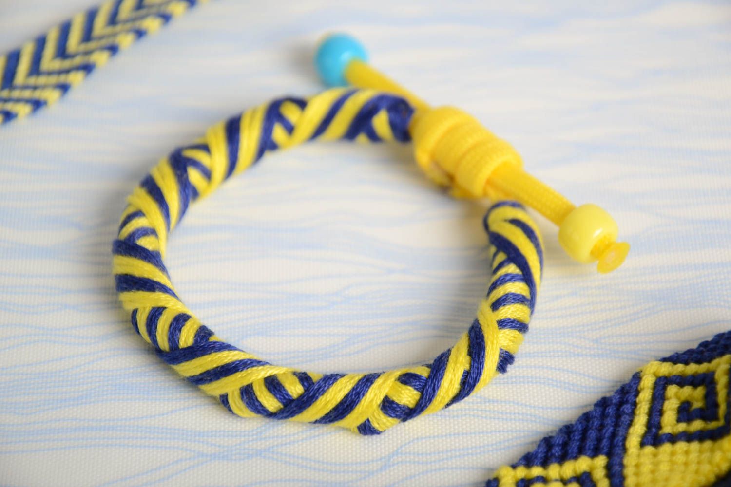 Bracelet fait main tressé en fils mouliné et lacet paracorde jaune bleu photo 1