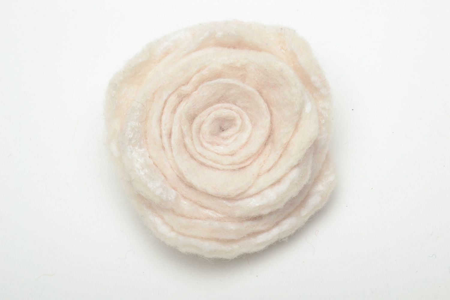 Белая брошь в технике валяния из шерсти в виде цветка фото 4