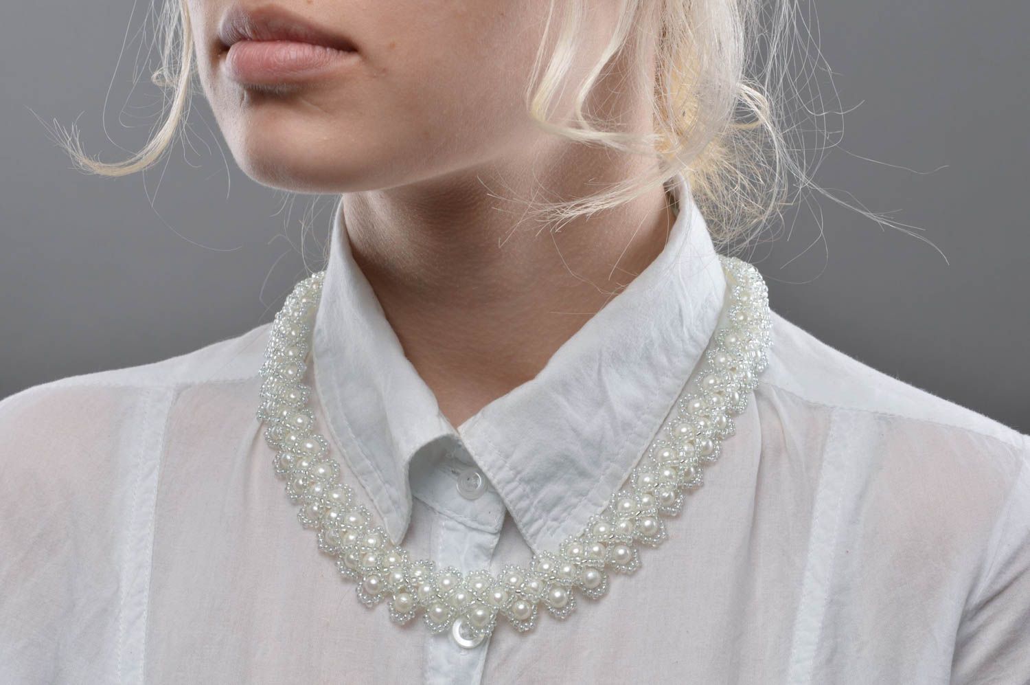 Ожерелье из бисера и бусин белое с серебристым ручной работы авторское женское фото 5