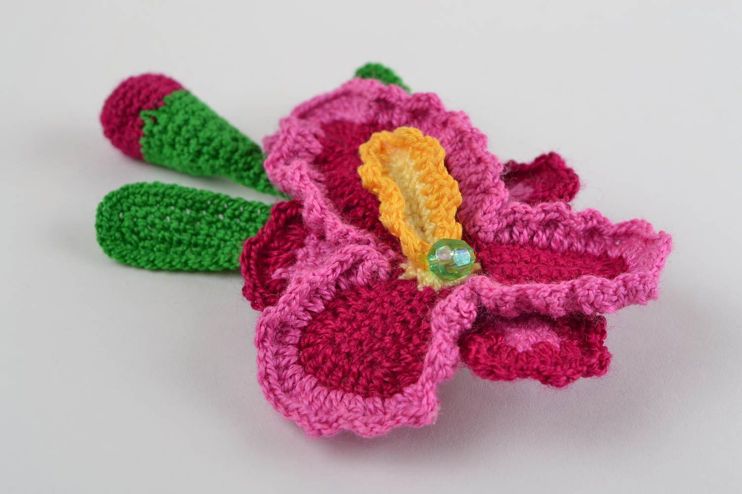 Broche tejido de hilos de algodón artesanal con forma de flor de color frambuesa foto 4