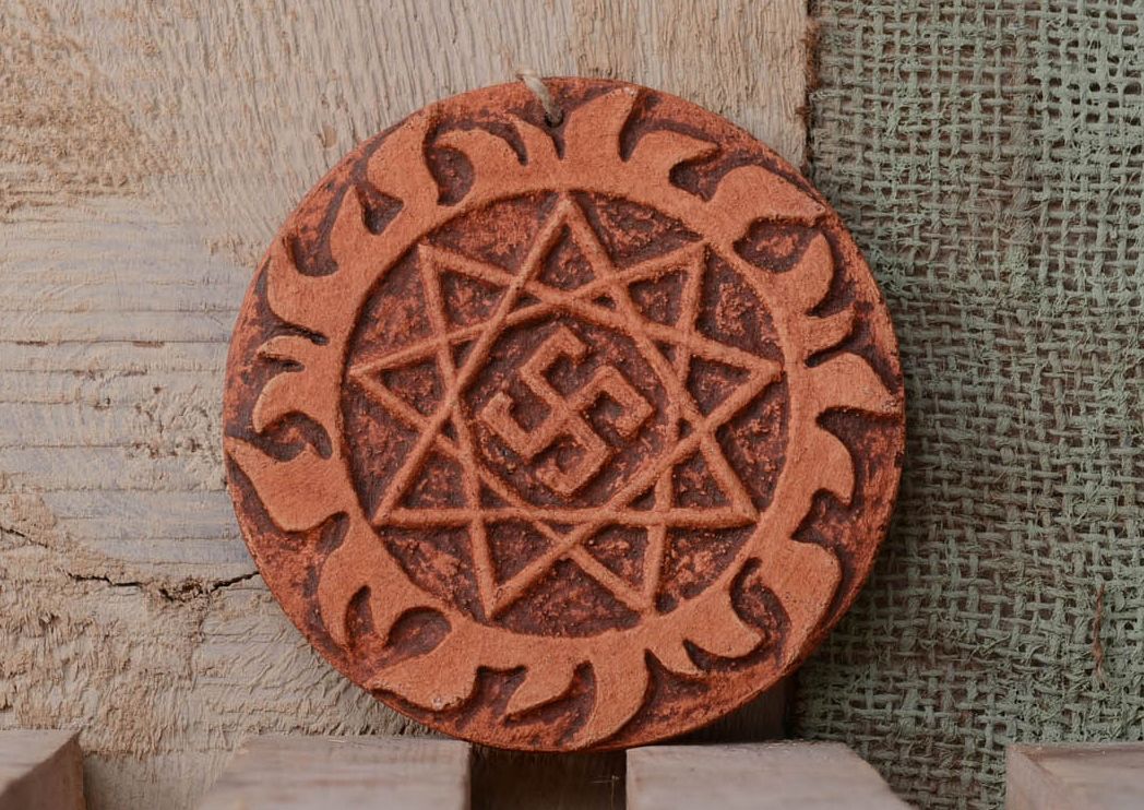 Pingente talismã decorativo de interior feito de argila pintado com engobes Oberezhnik foto 1