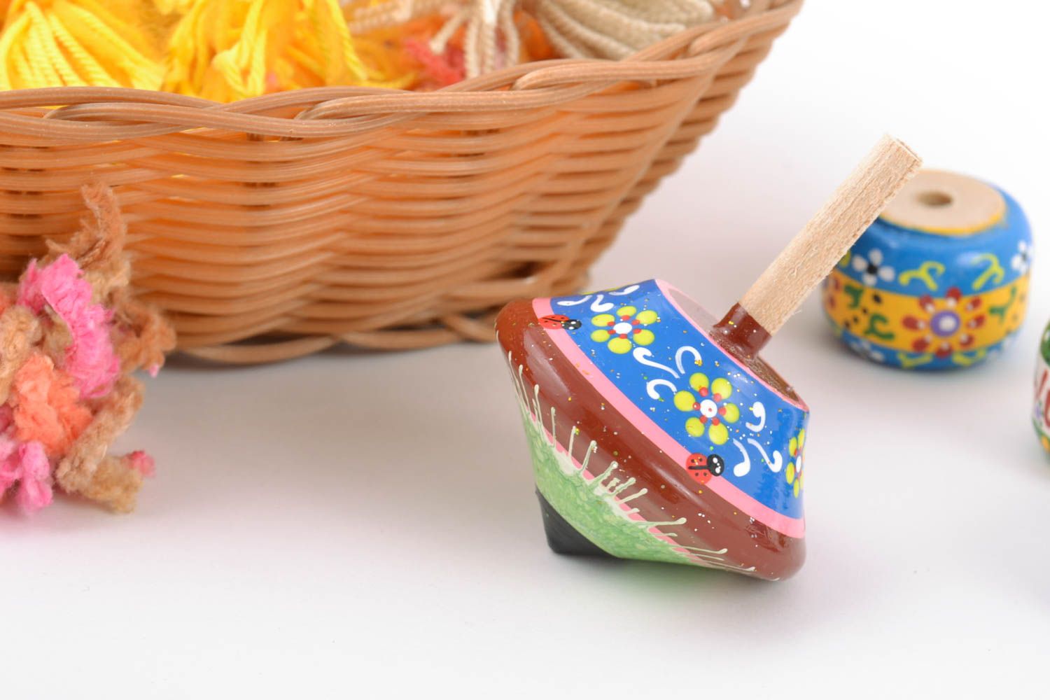Künstler handmade Kreisel Spielzeug aus Holz mit Ökofarben bemalt foto 1