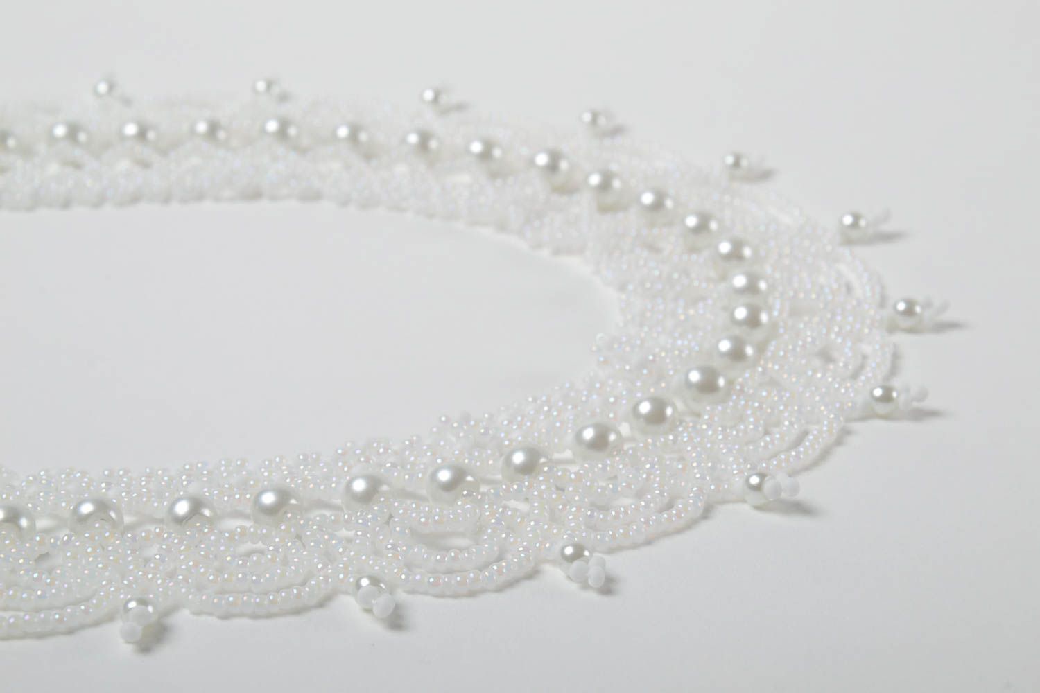 Collier long ajouré blanc bijou fait main Cadeau femme en perles de rocaille photo 5