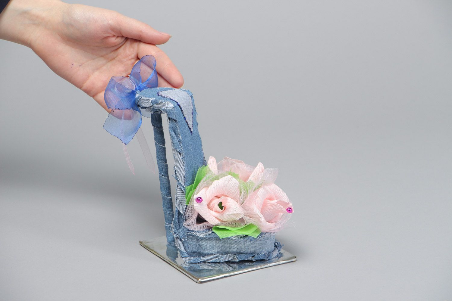 Handgemachter Schuh aus Stoff und Papier auf Ständer mit Blumen und Applikation foto 5