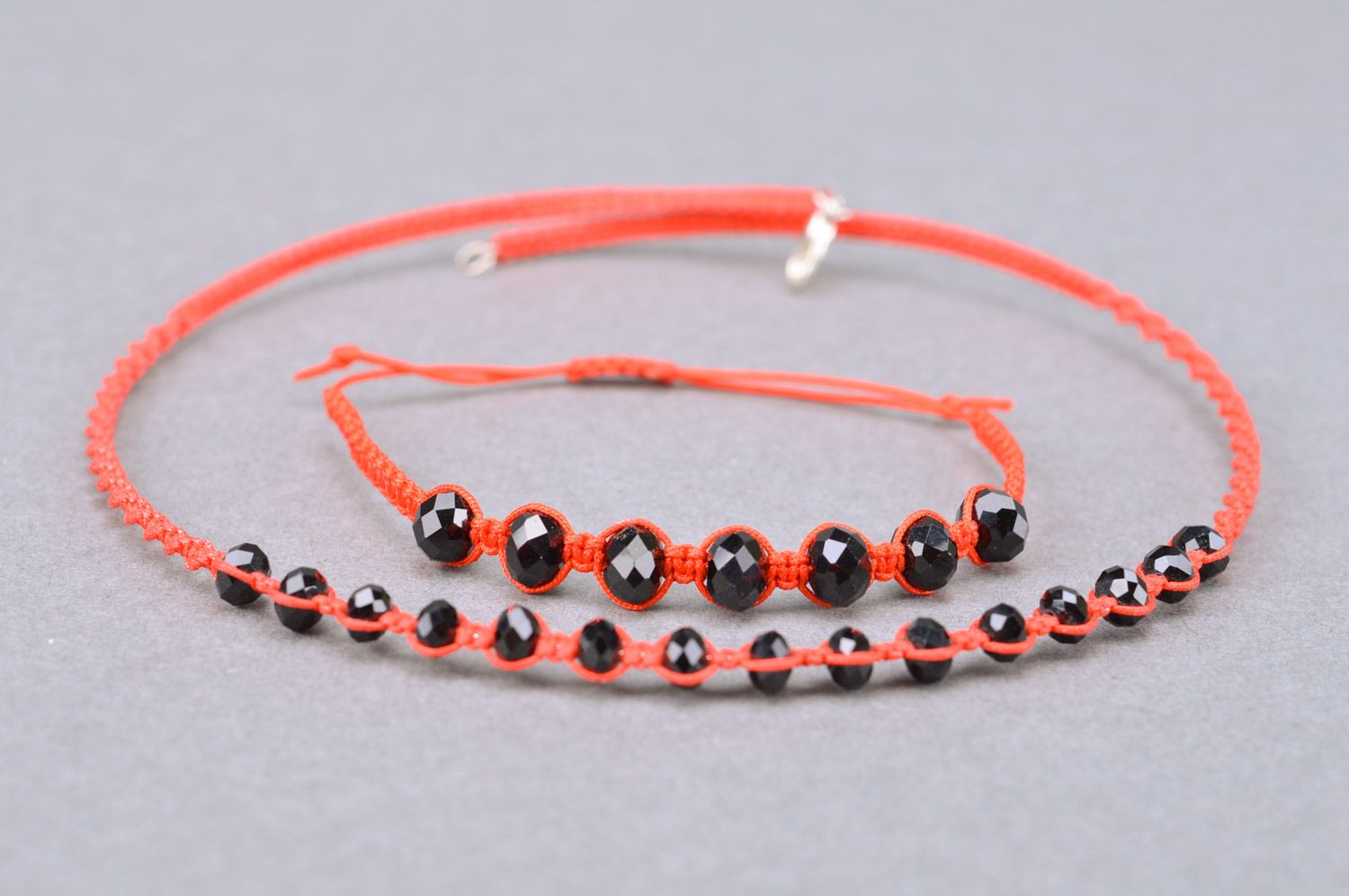 Handmade jewelry set woven of threads and beads 2 items necklace and bracelet of red color with black stones photo 5