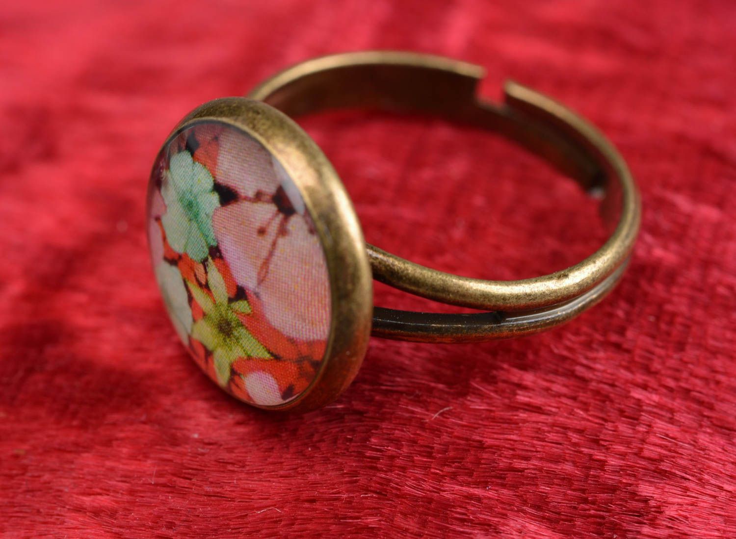 Круглое кольцо с принтом в технике декупаж ручной работы с регулируемым размером фото 1
