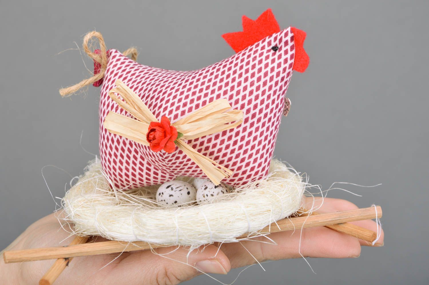 Dekoratives künstlerisches Kuscheltier aus Baumwolle Huhn im weißen Nest foto 3
