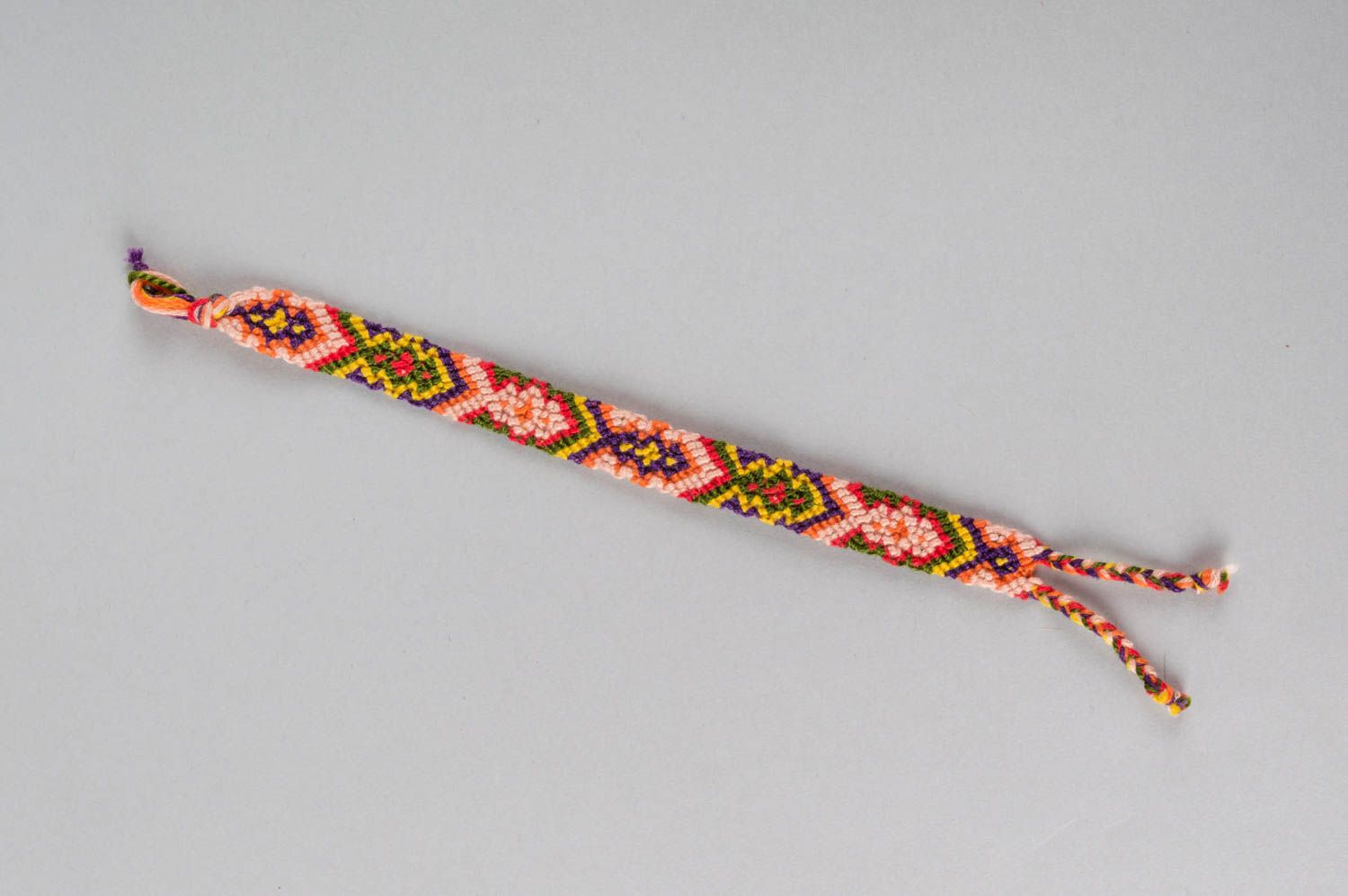 Яркий оригинальный браслет из ниток мулине ручной работы плетеный красивый фото 2