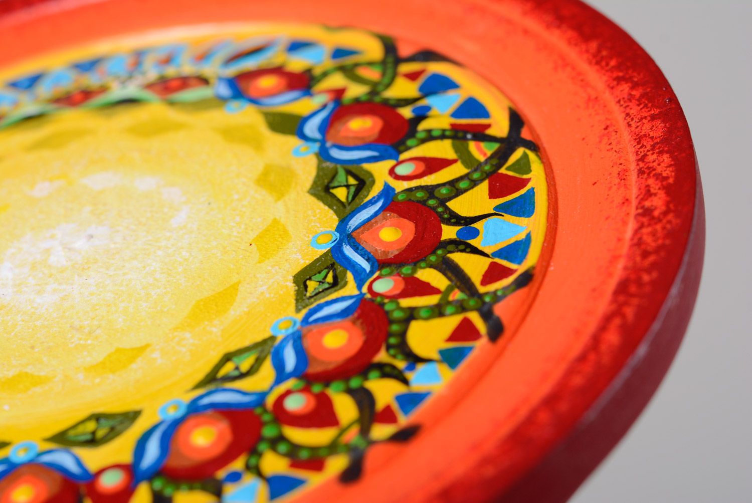 Декоративная тарелка из дерева с яркой росписью красивая небольшая ручной работы фото 2