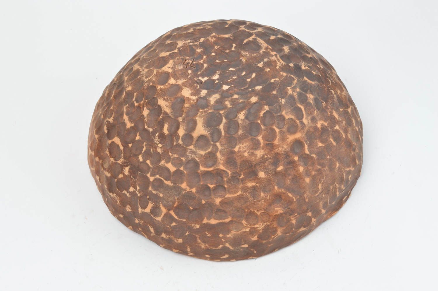 Grand bol en argile rond marron fait main à motif design original écologique photo 3