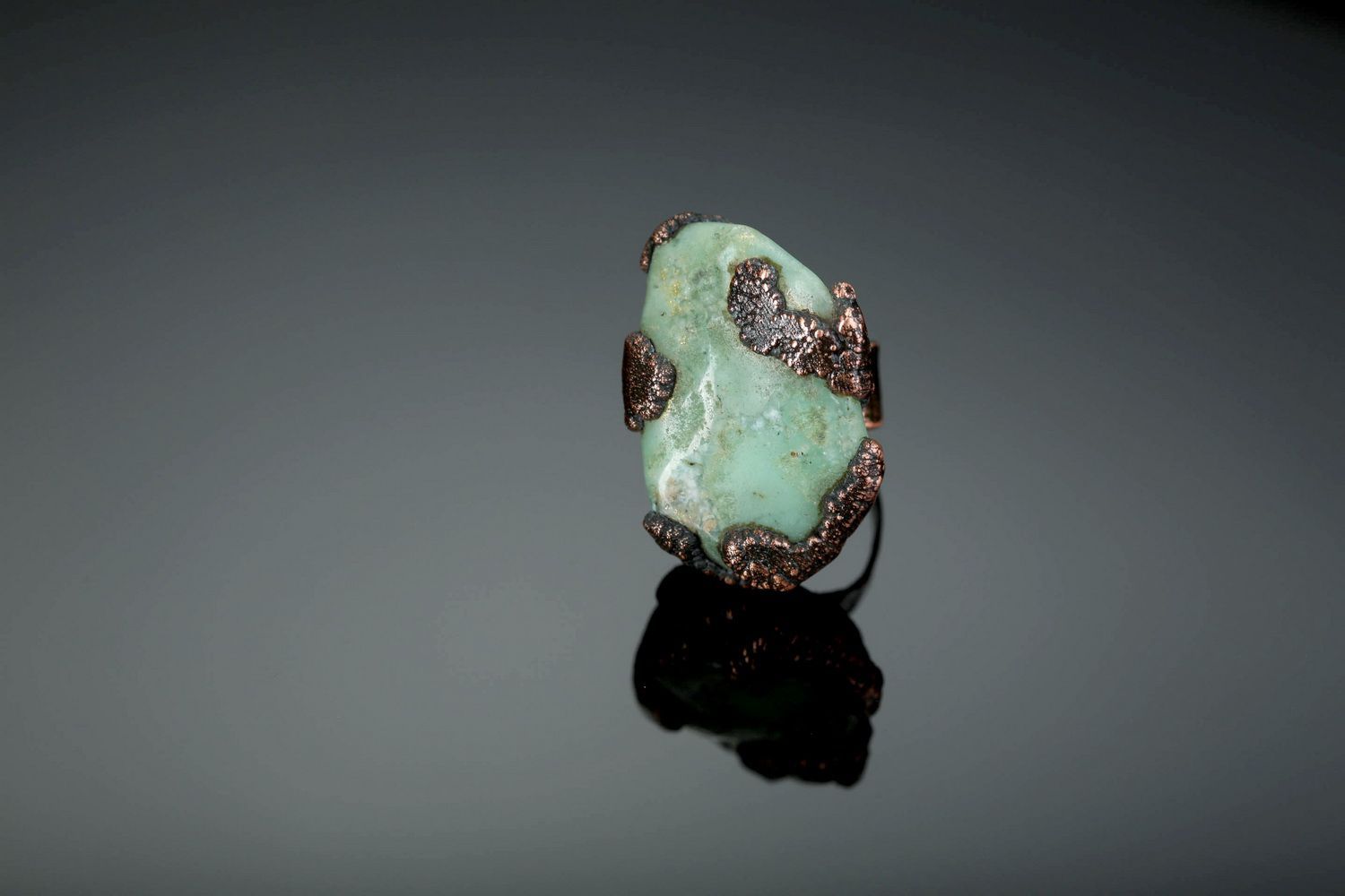 Ring made of chrysoprase photo 2