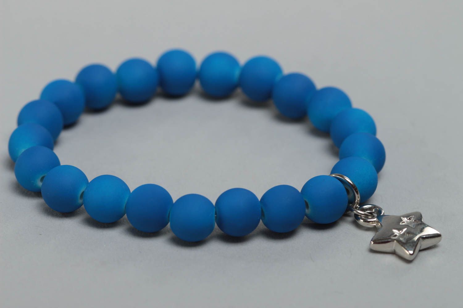 Bracelet en perles plastiques bleu avec étoile fait main original pour fillette photo 2