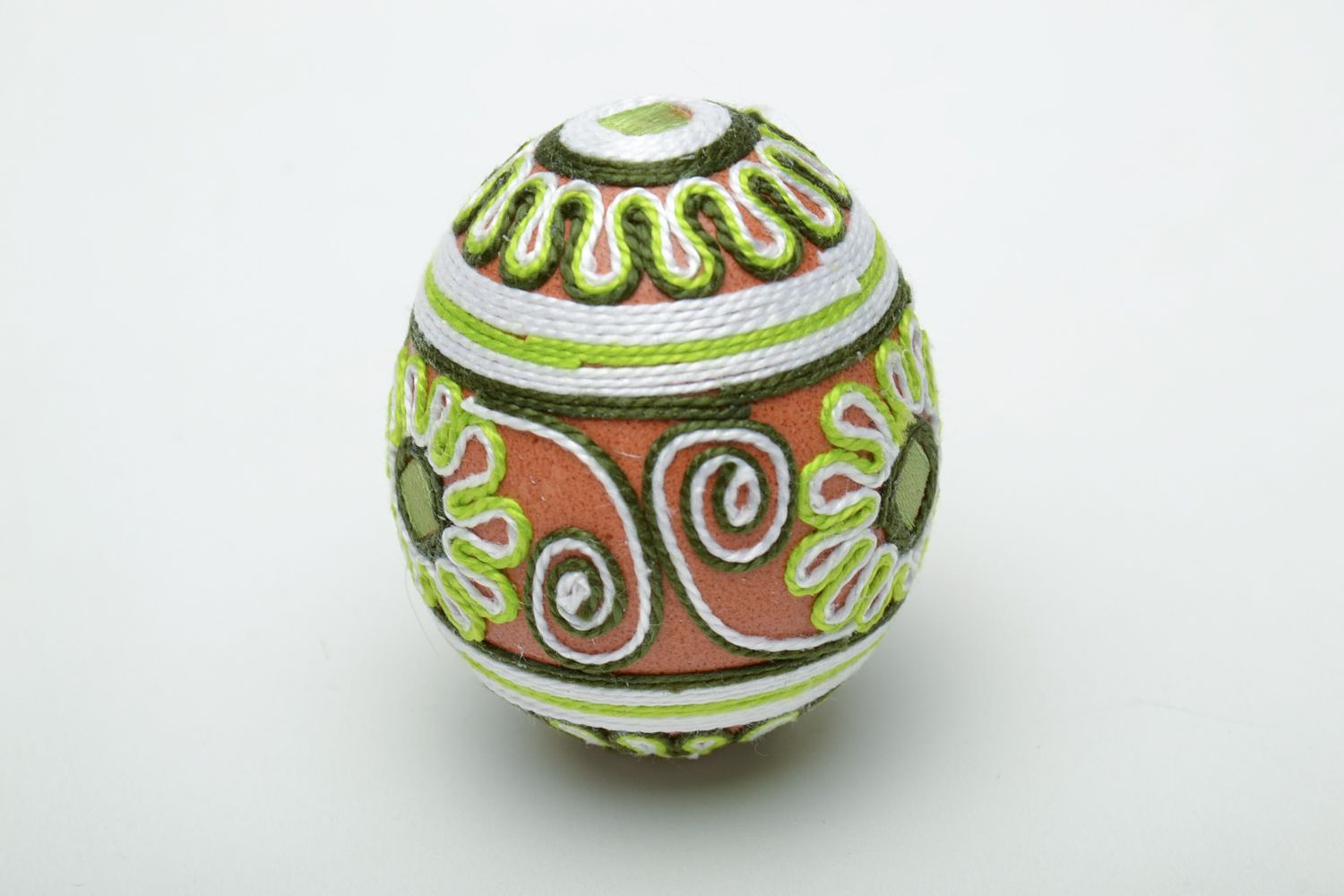 Œuf de Pâques fait main décoratif vert design d'auteur orné de fils de soie photo 3