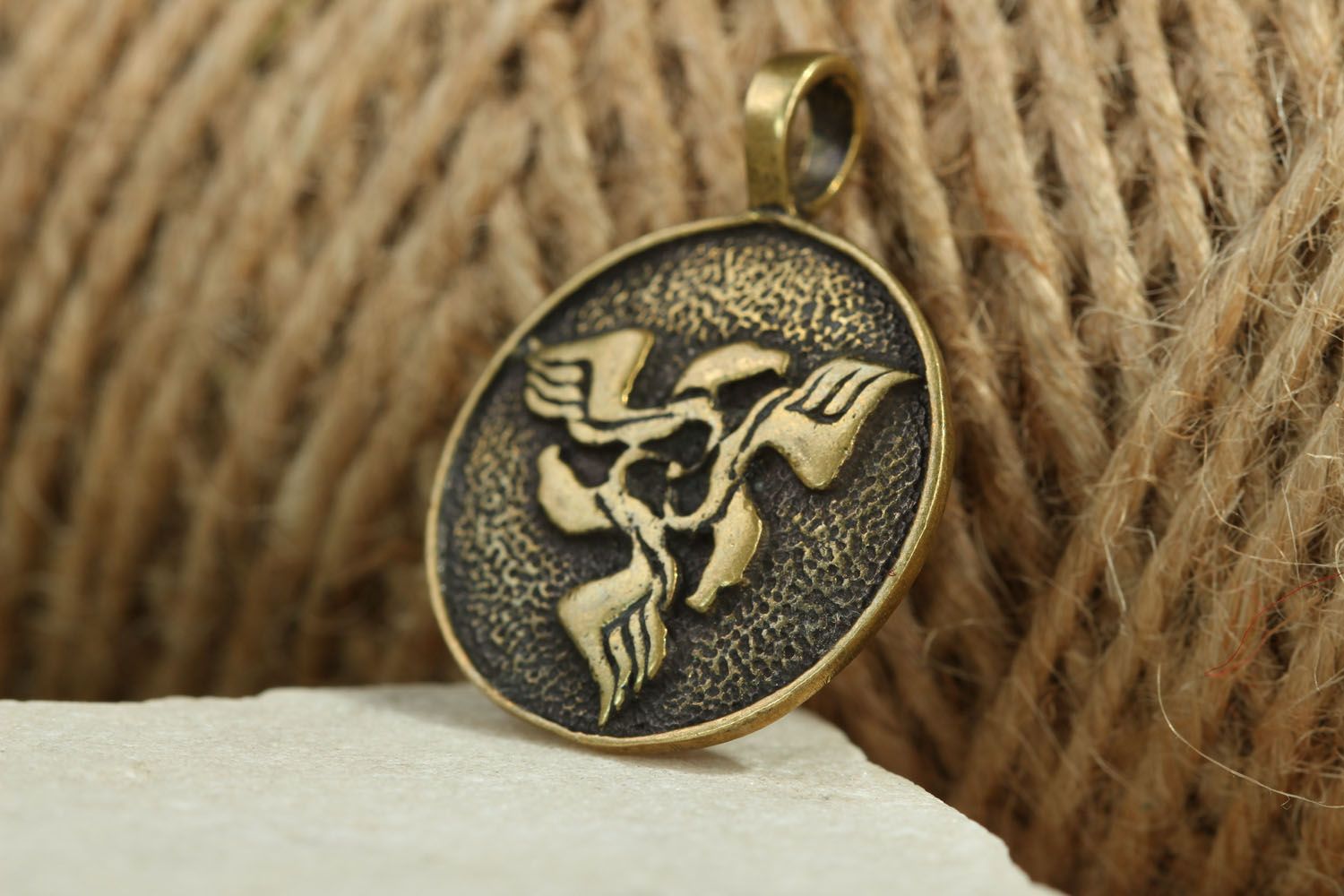 Pendentif en bronze rond fait main photo 5