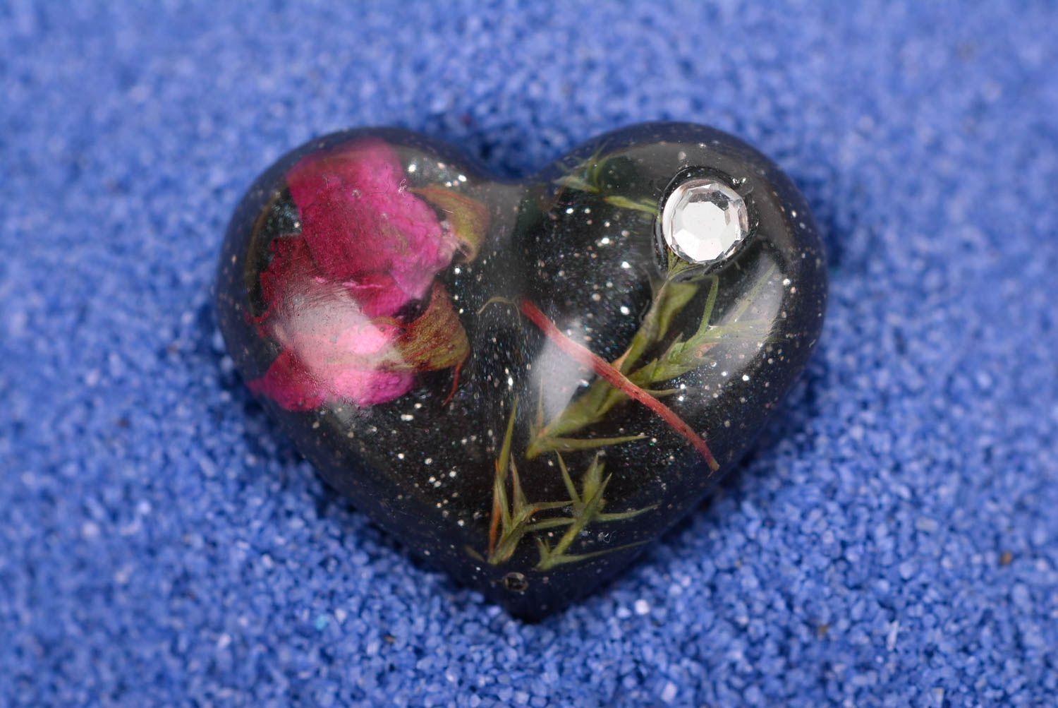 Broche noire Bijou fait main coeur fleurs séchées résine époxy Accessoire femme photo 2